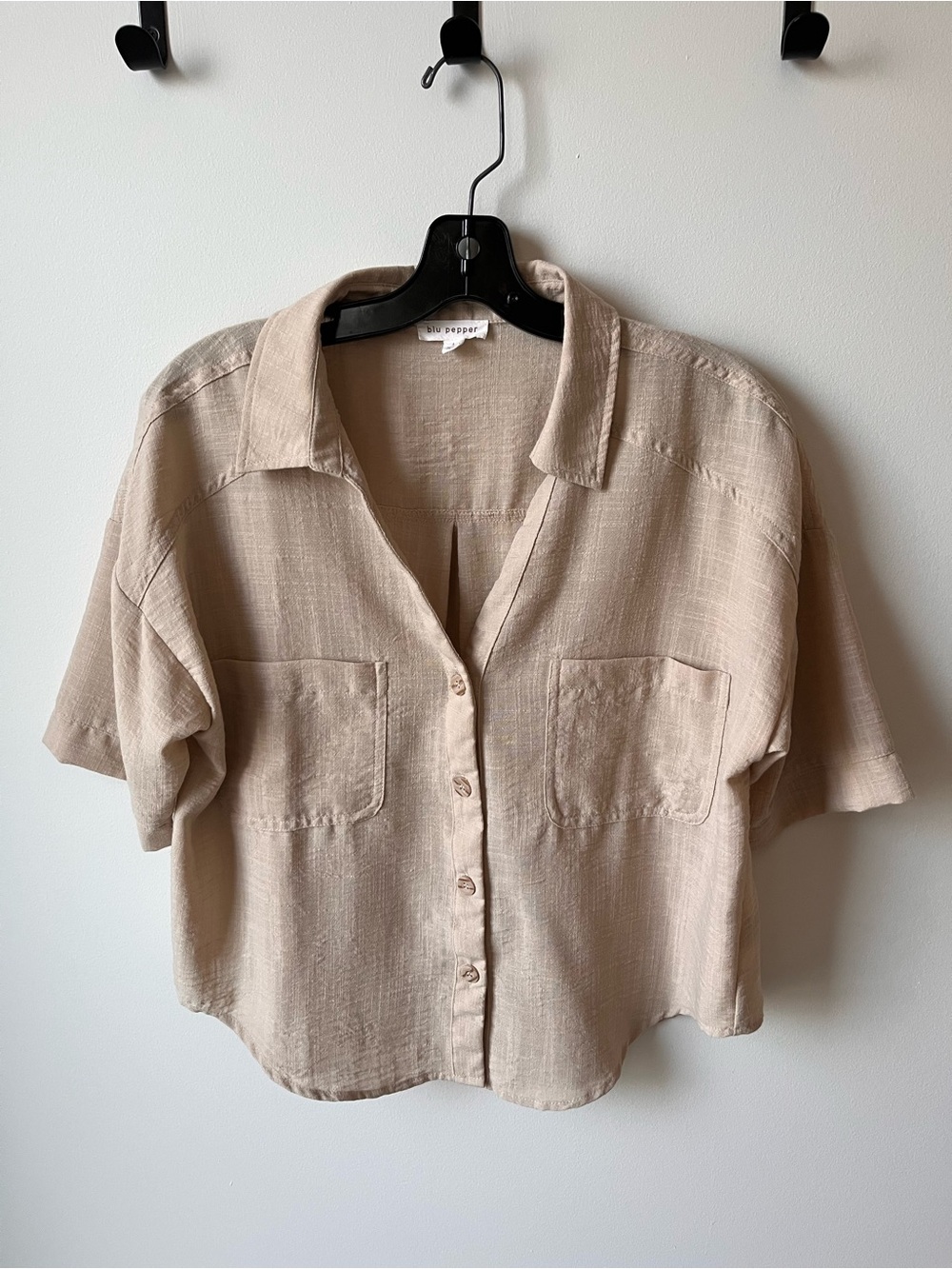 Blu Pepper Short-Sleeve Button-Front Shirt
Size large
Light weight